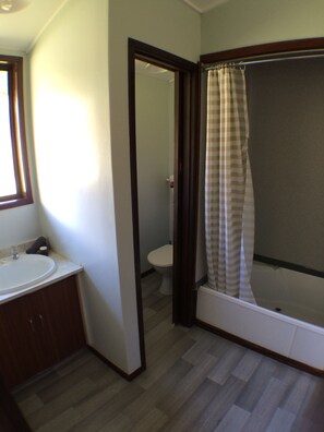 Standardzimmer, 2 Schlafzimmer, Kochnische | Badezimmer | Handtücher