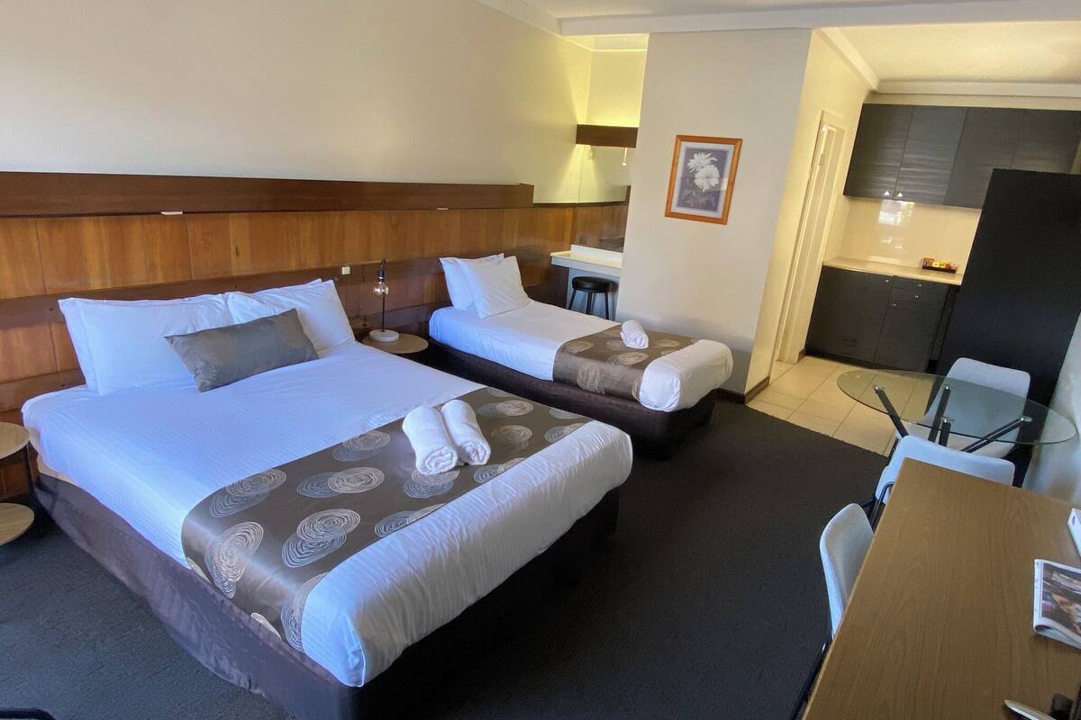 Twin Room | 1 bedroom, desk, laptop workspace, blackout drapes