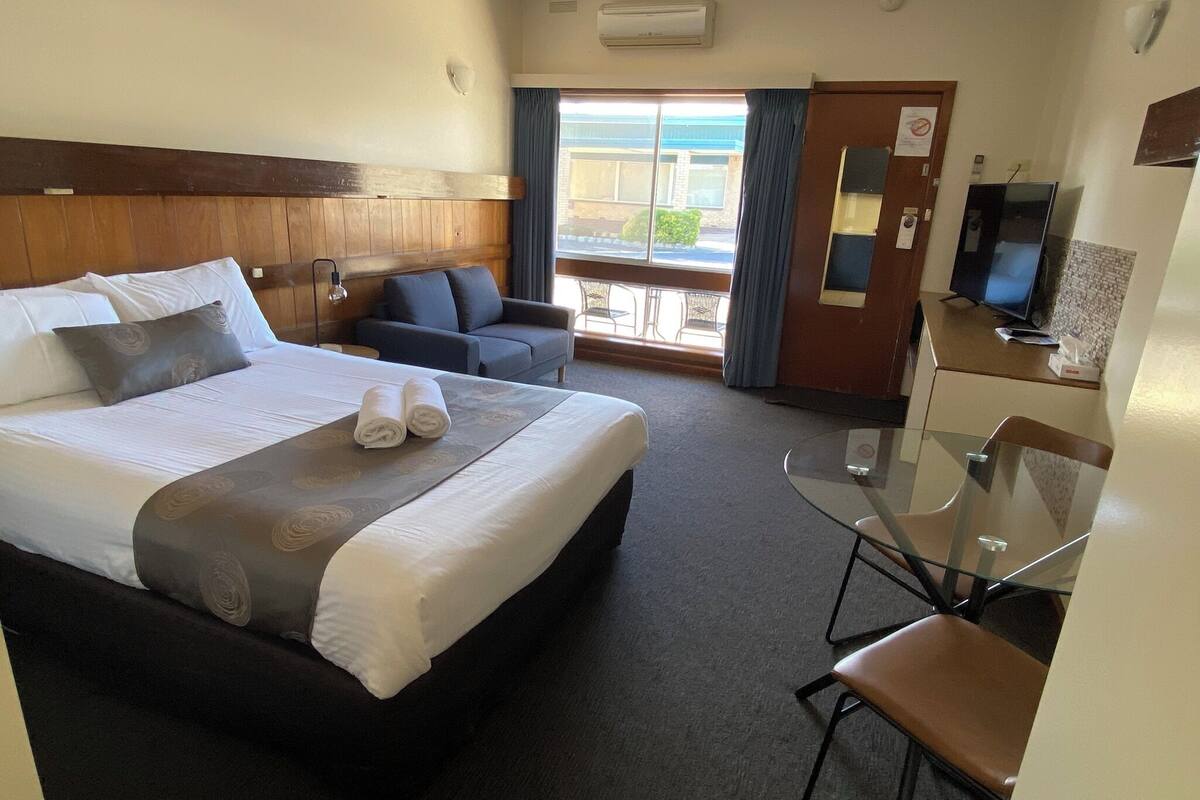 Standard Double Room, 1 Queen Bed | 1 bedroom, desk, laptop workspace, blackout drapes