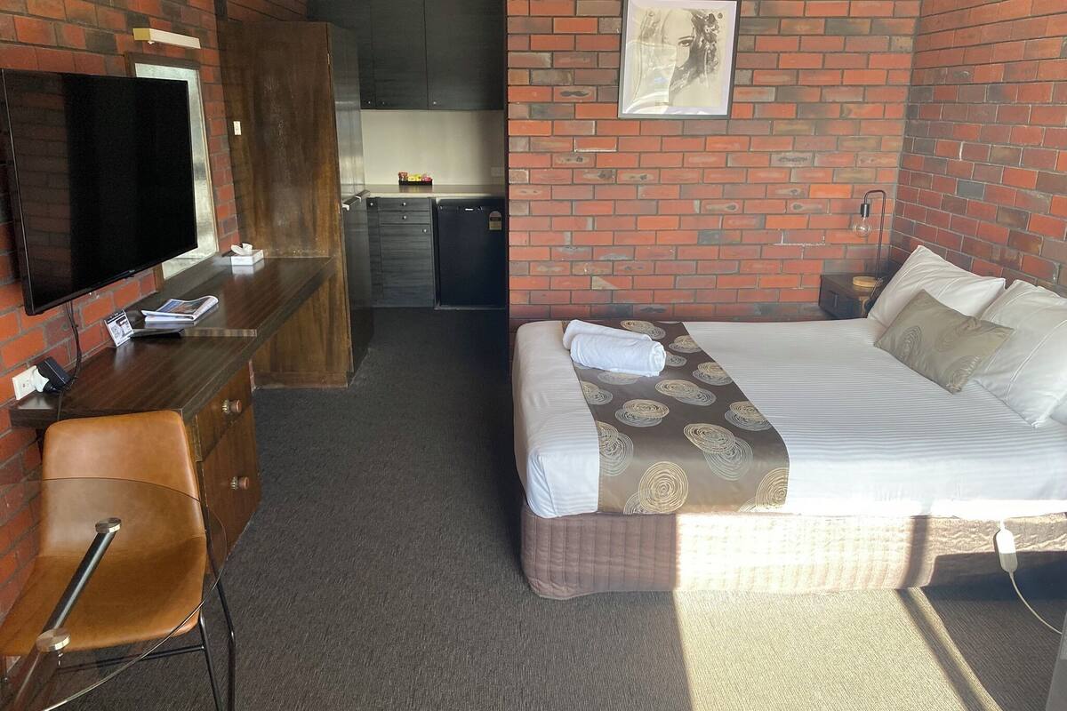 Deluxe Double Room | 1 bedroom, desk, laptop workspace, blackout drapes