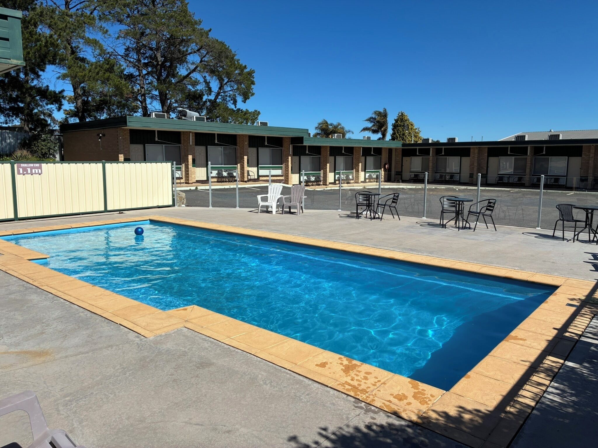 Piscine extérieure, chaises longues