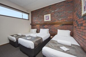 1 habitación, escritorio y espacio para trabajar con laptop 