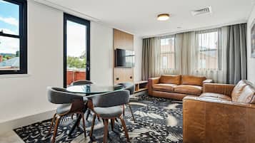 Standard Süit, 2 Yatak Odası, Küçük Mutfak (Hampden Suite) | Kaliteli yatak takımı, yastık yüzeyli yatak, minibar, masa