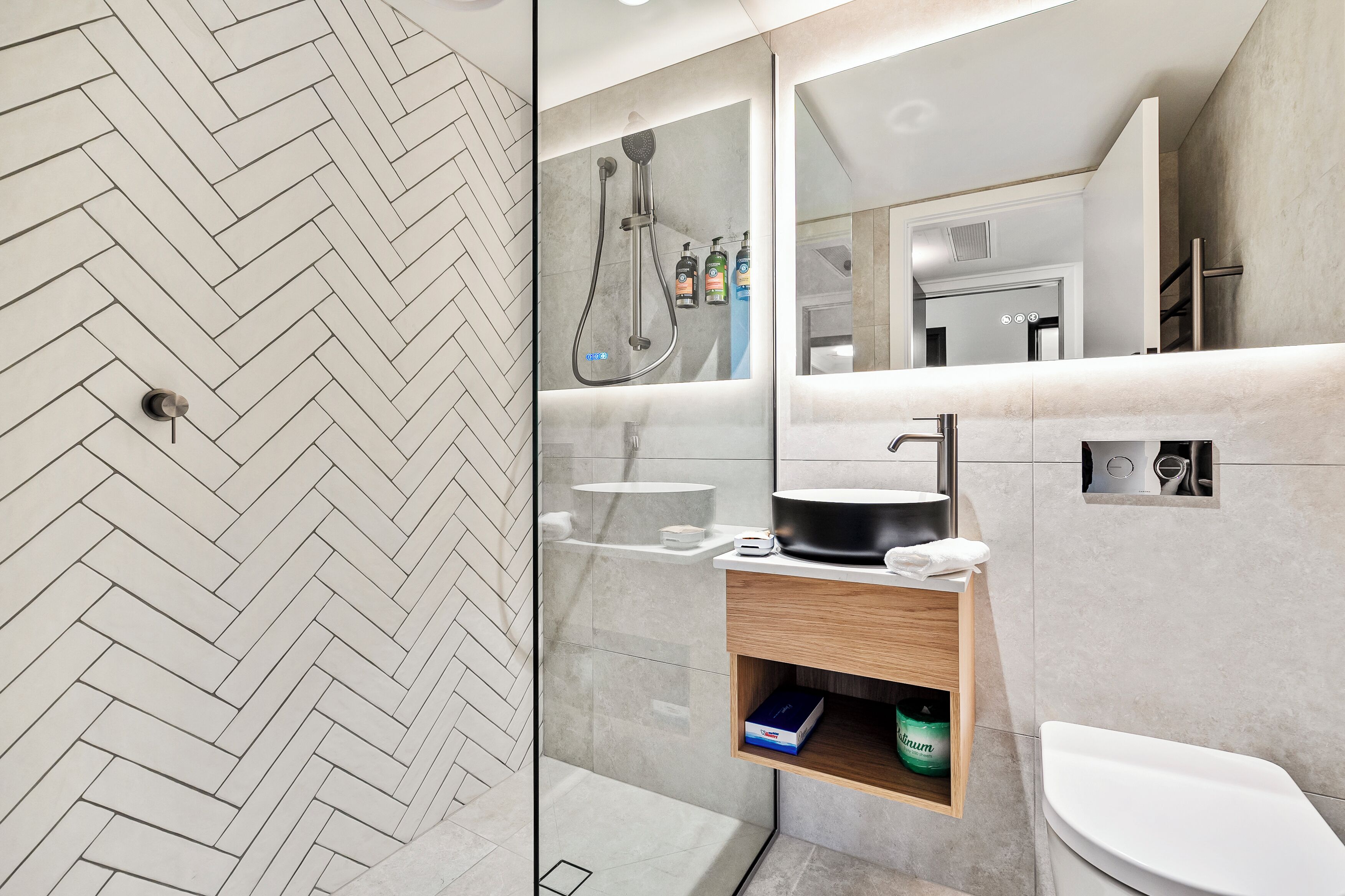 Bruser, brusehoved med hydromassage, designertoiletartikler, hårtørrer