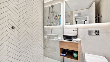 Bruser, brusehoved med hydromassage, designertoiletartikler, hårtørrer