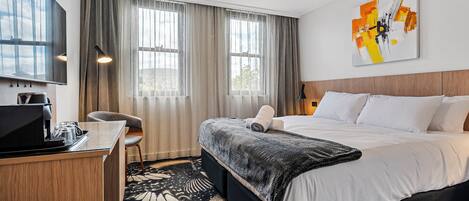 标准房, 1 张特大床, 无烟房, 河景 | 高档床上用品、加厚床垫、迷你吧、办公桌