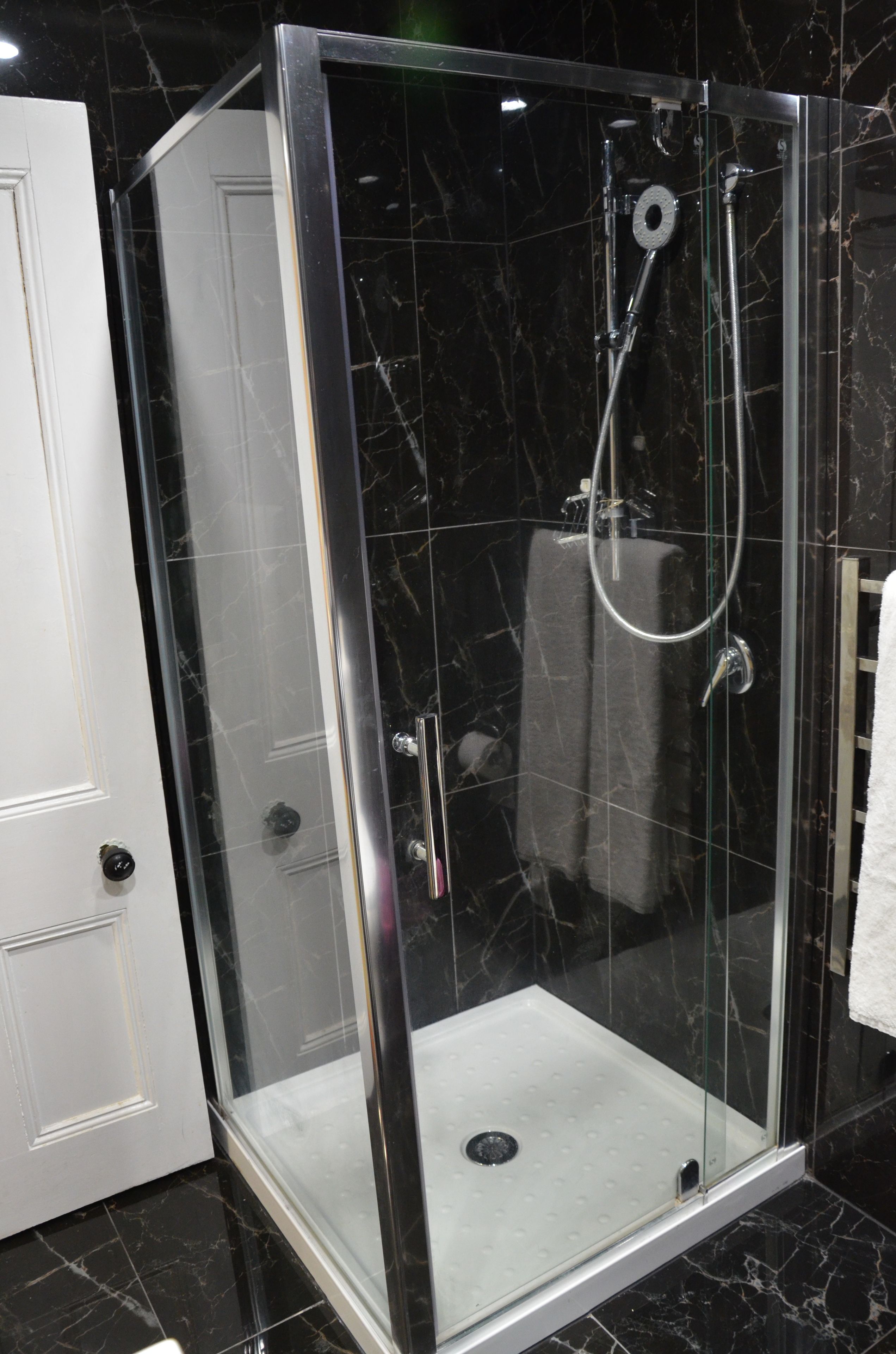 Regadera, amenidades de baño gratuitas, secadora de cabello, toallas 