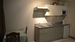 Coffee/tea maker, fridge, microwave - Parnell City Lodge (Auckland)