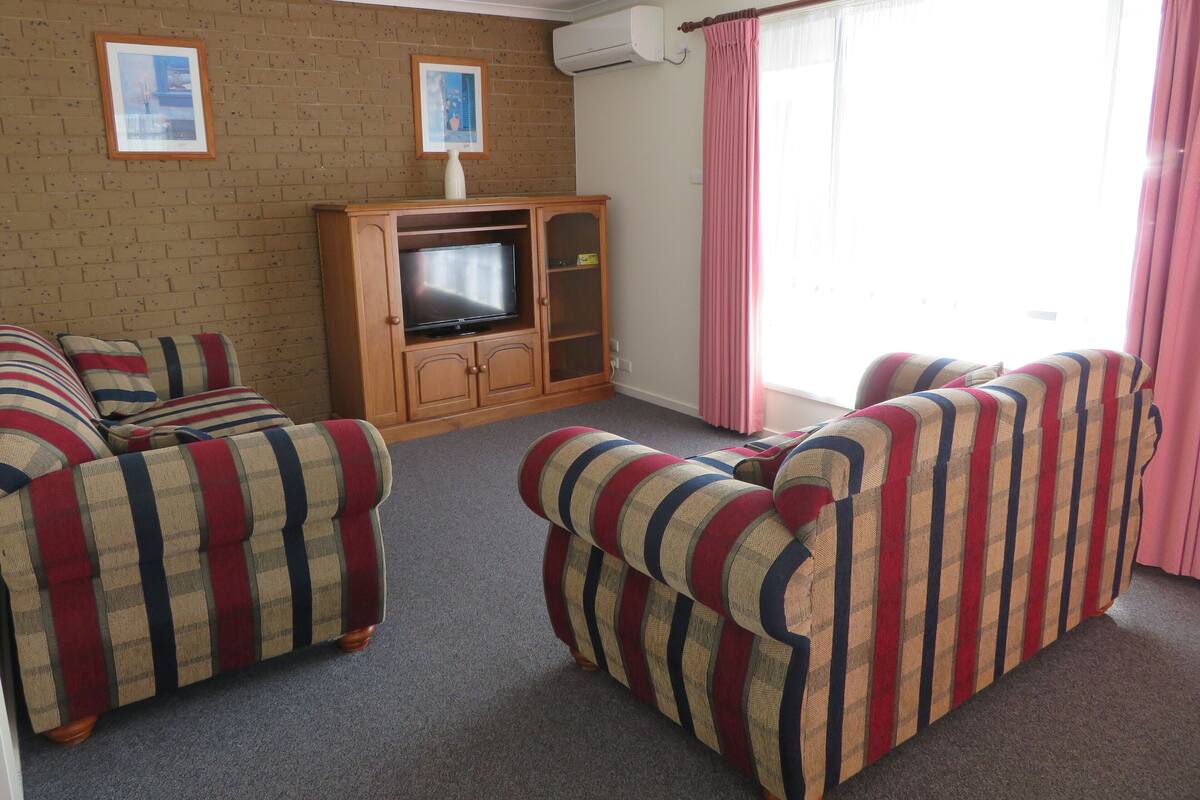 En 60-tommers TV med digitale kanaler samt DVD-spiller