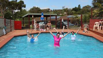 Piscina externa sazonal, guarda-sóis, espreguiçadeiras