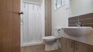 Nhà gỗ Superior, 2 phòng ngủ (Twin Share Linen Surcharge Applies) | Phòng tắm | Buồng tắm vòi sen, máy sấy tóc, khăn tắm, giấy vệ sinh