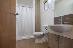 Superior-Chalet, 2 Schlafzimmer (Twin Share Linen Surcharge Applies) | Badezimmer | Dusche, Haartrockner, Handtücher, Toilettenpapier