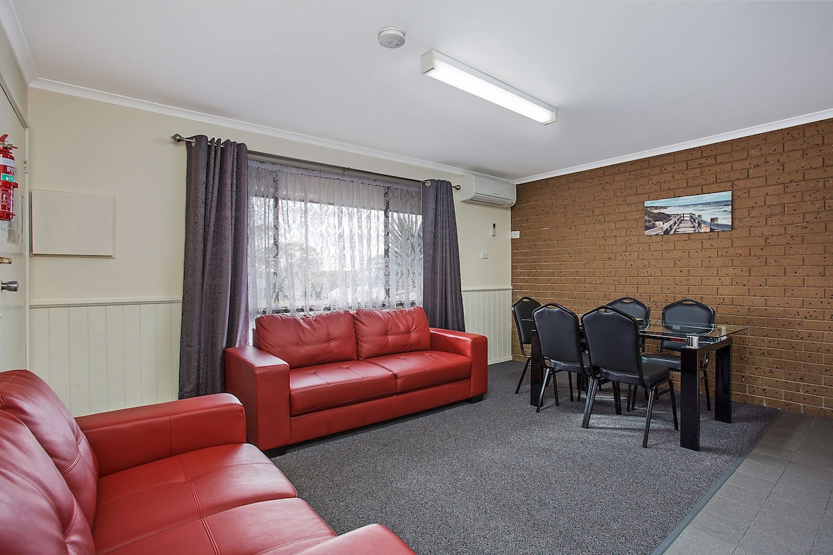 En 60-tommers TV med digitale kanaler samt DVD-spiller