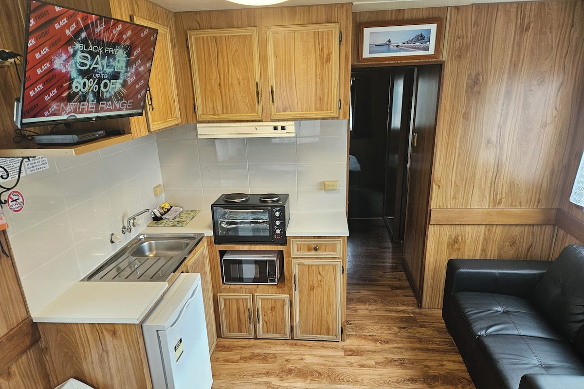 Chalet, 2 chambres, salle de bain attenante (Twin Share Linen Surchrg & Pay at Htl) | DĂ©cor unique, ameublement unique, rideaux dâobscurcissement