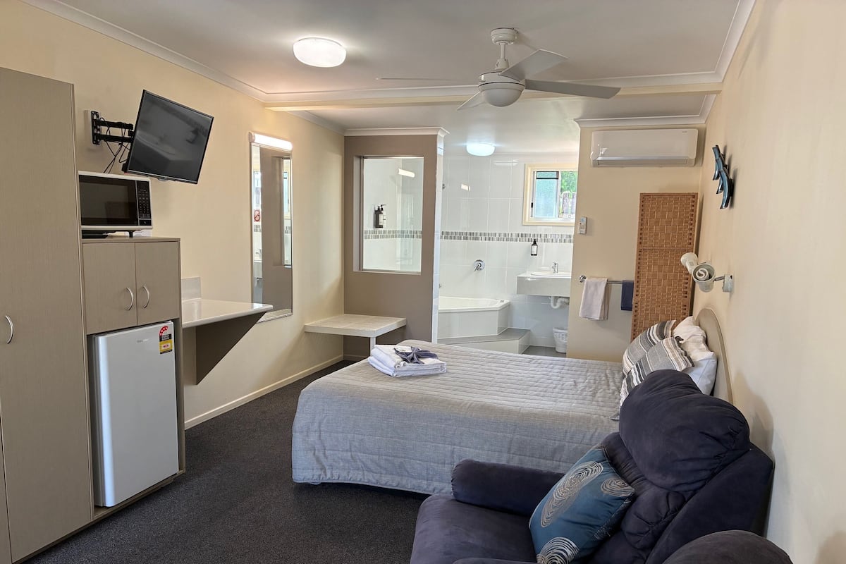 Kamar Standar, Bebas Asap Rokok, jet tub (Spa Room) | Tirai kedap cahaya, setrika/meja setrika, Wi-Fi gratis, dan seprai linen