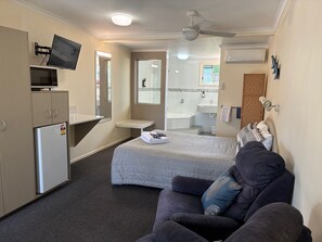 Blackout drapes, iron/ironing board, free WiFi, bed sheets - Shady Rest Motel (Gympie)