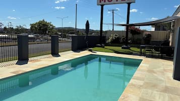 Piscina externa, espreguiçadeiras