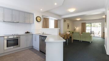 Großer Kühlschrank, Mikrowelle, Ofen, Herdplatte