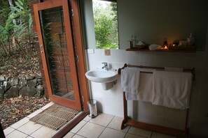 Luxury-Suite, 1 Schlafzimmer (Hide or Seek) | Badezimmer | Duschwanne, kostenlose Toilettenartikel, Haartrockner, Handtücher