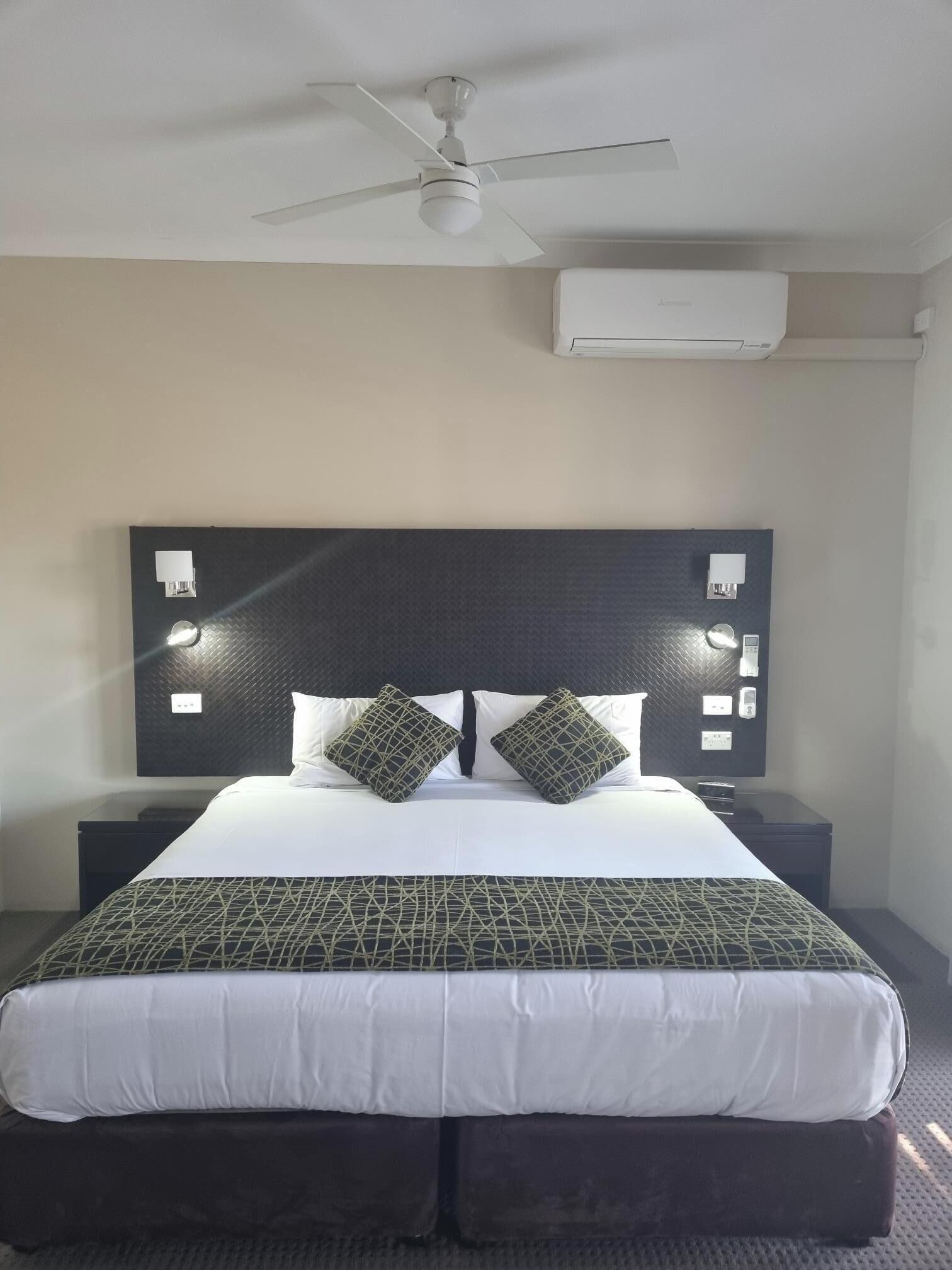 مكتب وستائر تعتيم ومكواة/لوح كي وواي فاي مجانًا