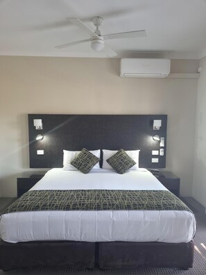 Escritorio, cortinas blackout y tabla de planchar con plancha