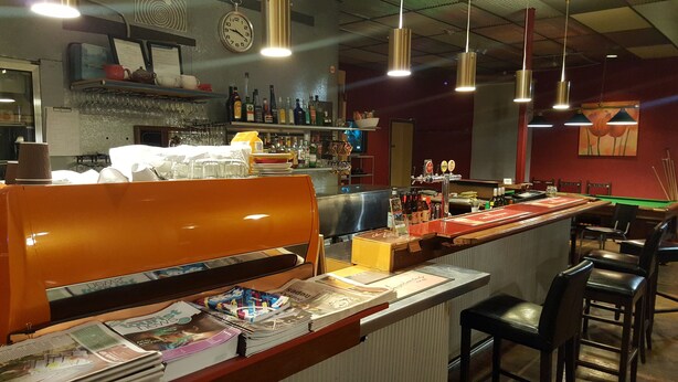 A bar area with a counter, stools, and a pool table. - Albion Motel Hotel (Castlemaine)