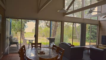 Standard-Ferienhütte, 2 Schlafzimmer, Nichtraucher, Küche (sleeps 4) | Wohnbereich | Plasmafernseher, DVD-Player