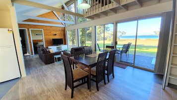 Standard-Ferienhütte, 2 Schlafzimmer, Nichtraucher, Küche (& loft sleeps 6) | Wohnbereich | Plasmafernseher, DVD-Player