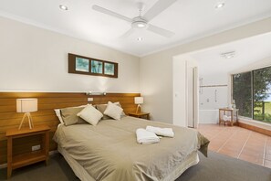 Cabaña estándar, 2 habitaciones, no fumadores, cocina (/spa - Steamer) | Ropa de cama hipoalergénica, tabla de planchar con plancha, ropa de cama