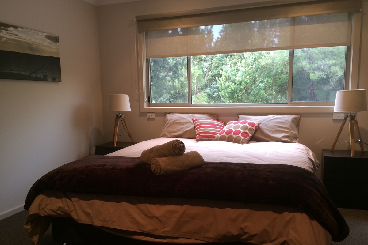 Standard Suite, 1 Bedroom, Non Smoking, Kitchen (king /twin bed) | Hypo-allergenic bedding, iron/ironing board, bed sheets
