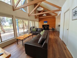 Cabaña estándar, 2 habitaciones, no fumadores, cocina (sleeps 5) | Zona de estar | Una televisión de plasma, un reproductor de DVD