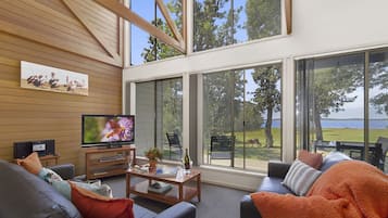 Standard-Ferienhütte, 2 Schlafzimmer, Nichtraucher, Küche (/spa - Steamer) | Wohnbereich | Plasmafernseher, DVD-Player