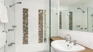 Een douche, gratis toiletartikelen, een haardroger, handdoeken