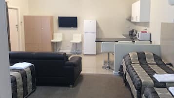 Perhehuone, tupakointi kielletty, keittotila (Large Family Room) | Oleskelualue | Televisio