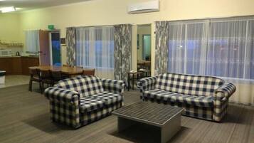 Suite Standar, beberapa kamar, Bebas Asap Rokok, dapur kecil (4 Bedroom Apartment) | Area keluarga | TV