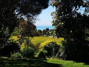 Un jardin luxuriant avec vue sur la mer.