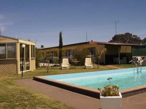 Outdoor pool - Darlot Motor Inn (Horsham)