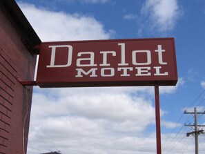 A motel sign with the name 'Darlot Motel'.