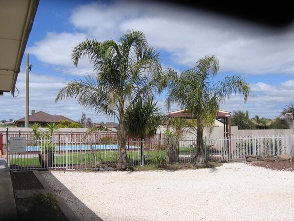 Property grounds - Darlot Motor Inn (Horsham)