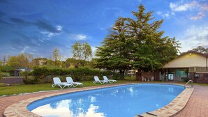 Outdoor pool - Armidale Tourist Park (Armidale)