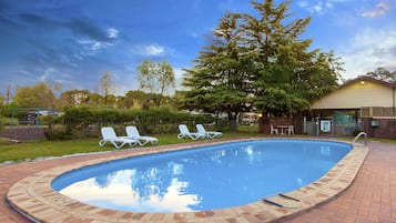 Hồ bơi ngoài trời