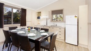 Superior Cabin, 3 Bedrooms, Kitchen | In-room dining - Armidale Tourist Park (Armidale)