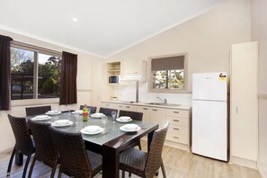 Superior Cabin, 3 Bedrooms, Kitchen | In-room dining - Armidale Tourist Park (Armidale)