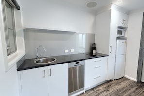 Villa, 1 trÚs grand lit | Cuisine privée | CafetiÚre-théiÚre, bouilloire électrique, grille-pain