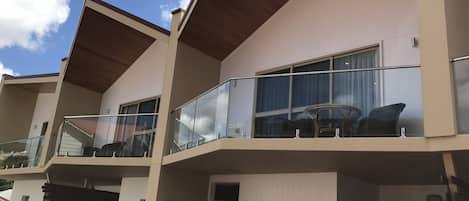 Premium bedding, in-room safe, iron/ironing board, free WiFi