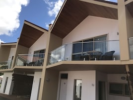 Premium bedding, in-room safe, iron/ironing board, free WiFi