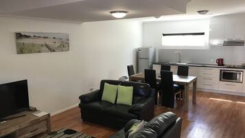 Un apartamento moderno con sala de estar, comedor y cocina.