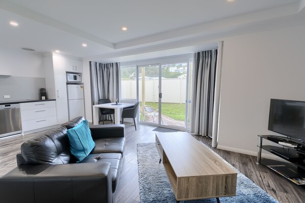 Villa, 1 King Bed | Living room