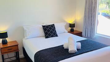 Luxury Apartment, Non Smoking, Kitchen (Luxury House - 3 x 2) | Premium bedding, in-room safe, iron/ironing board, free WiFi