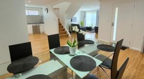 Luxury Apartment, Non Smoking, Kitchen (Luxury House - 3 x 2) | In-room dining - Pelicans Albany (Middleton Beach)